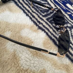 Elegant Black and Gold Glasses with Sleek Design